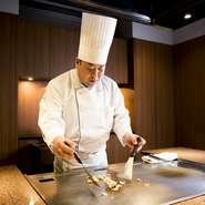 美味しさはもちろん細やかなホスピタリティを心がけることで、お客さまに心の底から満足していただけることをスタッフ一丸で目指しております。当店でお食事をされたことが、お客さまの良い思い出となれば幸いです。