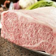 豊富なグレードラインナップの「黒毛和牛」などの素材の良さを活かしたお料理に、ホテルスタッフならではの洗練されたサービスが当店の自慢。お客さまへの想いには絶対の自信がございます。