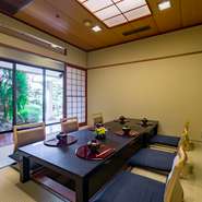 結納や顔合わせなどの特別な日には【日本料理 雲海】でのお食事はいかがでしょう。完全個室を含めた個室を5室ご用意しており、テーブル席やほりごたつ席などの座席も選ぶことができます。