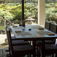 日本庭園を眺めながら食事ができる、ホテル5階の日本料理店