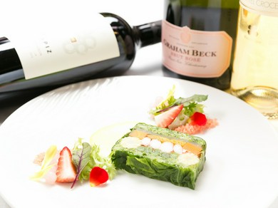 季節の味わいを感じさせる『テリーヌ』(コース料理の一部)