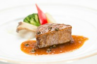 肉厚で食べごたえ満点な『牛ヒレ肉のステーキ』（コース料理の一部）