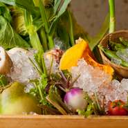 茨城県つくば市の谷田部から朝採れ野菜を毎日直送。このほか、長野や群馬、鹿児島など全国から旬の野菜を取り寄せています。野菜以外にも、三陸直送の鮮魚や希少な地鶏など、徹底して素材を厳選しています。
