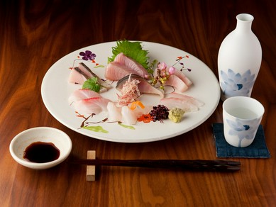 料理と相性の良い日本酒をセレクト。利き酒師のアドバイスも