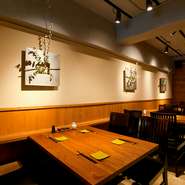 店内は余計な装飾を省いた造りで、落ち着きのある色調で統一されています。壁にさりげなく配された季節の花が、和の情緒を醸し出しています。大人がゆったりくつろげる、温かく居心地の良い雰囲気が魅力です。