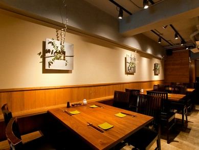 和の趣を感じさせる落ち着いた店内は、大人がくつろげる雰囲気