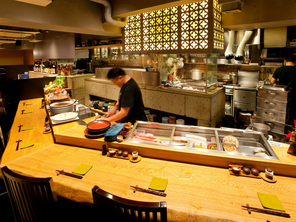 ゆったり座れるカウンター席で、二人だけの静かなひとときを