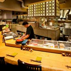 ゆったり座れるカウンター席で、二人だけの静かなひとときを