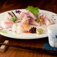 宮城県気仙沼を中心とした三陸産の鮮魚をはじめ、全国から選りすぐった旬の魚介を贅沢に盛り合わせた一品です。鮮度抜群の味わいと風味、歯ごたえを存分に満喫できます。日本酒との相性もぴったり。