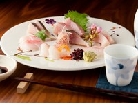 宮城県気仙沼を中心とした三陸産の鮮魚をはじめ、全国から選りすぐった旬の魚介を贅沢に盛り合わせた一品です。鮮度抜群の味わいと風味、歯ごたえを存分に満喫できます。日本酒との相性もぴったり。