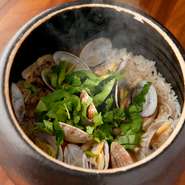 宮城県登米市の契約農家から精米したての米を仕入れ、注文を受けてから炊き上げます。上品な甘みのあるふっくらとしたご飯のおいしさは格別。季節ごとの土鍋ご飯も登場します。