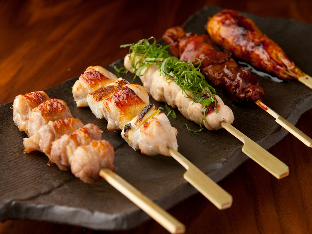 滋味豊かで程よい歯ごたえの肉質が絶妙な『川俣軍鶏　串焼』
