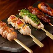 福島県の豊かな自然の中で育った川俣軍鶏は、濃厚ながらあっさり味で、程よい弾力が特徴。炭火でじっくり焼き上げているため皮目は香ばしく、噛むほどに奥深い旨みが広がります。レアな食感が残るレバーも絶品です。