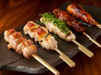 滋味豊かで程よい歯ごたえの肉質が絶妙な『川俣軍鶏　串焼』