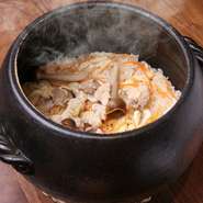 〆の炊き込みご飯をはじめ、旬の刺身に冷菜、焼物、煮物、揚物と豊富なメニューが自慢です。
30分かけて炊き上げる釜飯に、出汁を利かせたお味噌汁で、一日の疲れを癒して下さい。