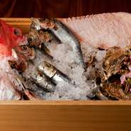 私の故郷でもある宮城県気仙沼を中心に、三陸産の魚を毎日仕入れています。ほかにも、全国の新鮮な魚を厳選しており、GWやお盆など、通常は鮮魚が手に入りにくい時期でも、活きの良い魚を取り揃えています。