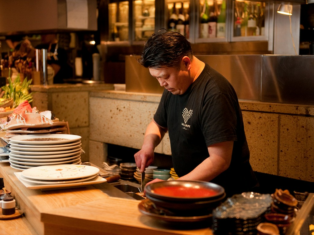 カウンター越しに会話しながら、食材や料理について丁寧にご説明