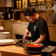 産地直送の魚や野菜、精米したてのお米など、使用する食材はどれも吟味し尽くしたもの。その魅力を知って頂けるよう、カウンター越しにお客様と会話しながら、食材や料理について丁寧にご説明するようにしています。