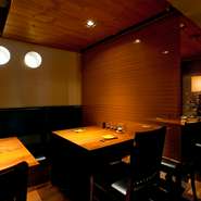 大人がゆったりくつろげるよう、店内は落ち着いた内装でまとめられています。カウンター席もありますので、お一人様でも気軽に立ち寄って、気兼ねなくお過ごしください。静かなテーブル席は宴会や接待にも最適です。