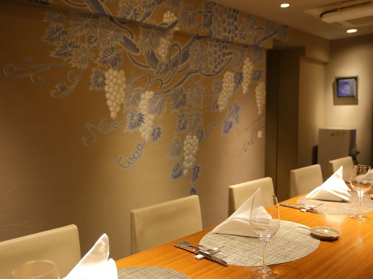 シェフの調理を間近にできるカウンター席は、お一人様の特等席