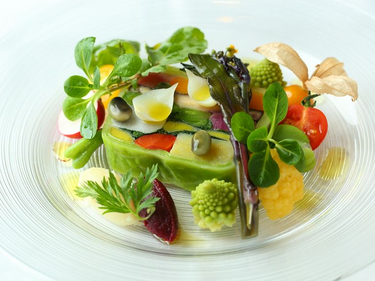 前菜の『色とりどりの根菜のテリーヌ 蜂蜜ヴィネガー風味』 ※季節によって料理の内容は変わります