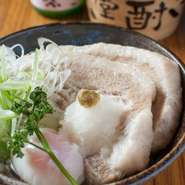 大きく厚くカットした豚バラ肉を丁寧に下処理した後、圧力鍋で長時間かけてトロトロに煮込んでいます。塩ダレのさっぱりとした味で愉しみつつも、温玉を絡めてまろやかさをアップ。
