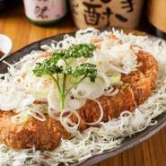 ヨーグルト状の特別な飼料で育てられたヨーグル豚は、柔らかい肉質と脂の甘みが特徴です。サックリと噛みしめるたび、口の中に溢れる肉汁。特製のポン酢とともにいただきます。