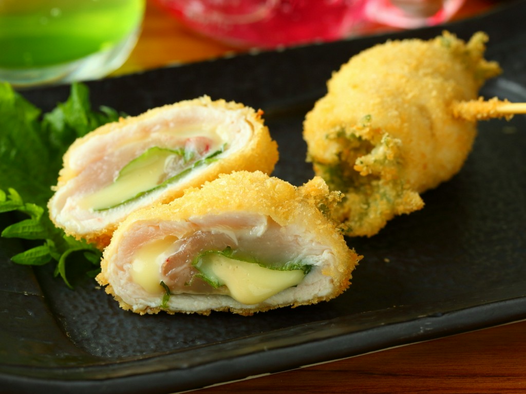 熱々を一口でいただきます。ササミとチーズのバランスも良い『生ササミのチーズカツ』