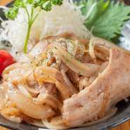 もちろん「産地直送朝霧ヨーグル豚」を使います。柔らかな豚肉と歯応えを残す程度に炒めた玉ねぎは、絶妙なバランスで抜群の美味しさ。生姜も効かしているので、白飯でもお酒でも、どちらでも進みます。