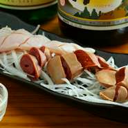 毎日、新鮮な「鶏モツ」を仕入れています。下処理を丁寧に行い、臭みもなく美味しく食べられる『鶏モツ刺し』に仕上げています。濃厚なモツの旨味は、すっきりとした辛口の日本酒にも良く合います。