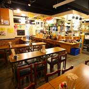 広めのカウンター席を用意していますので、おひとり様もゆっくり過ごせます。また、料理人からは全席見える配置になっておりますので、宴会や接待などでもぜひご利用ください。