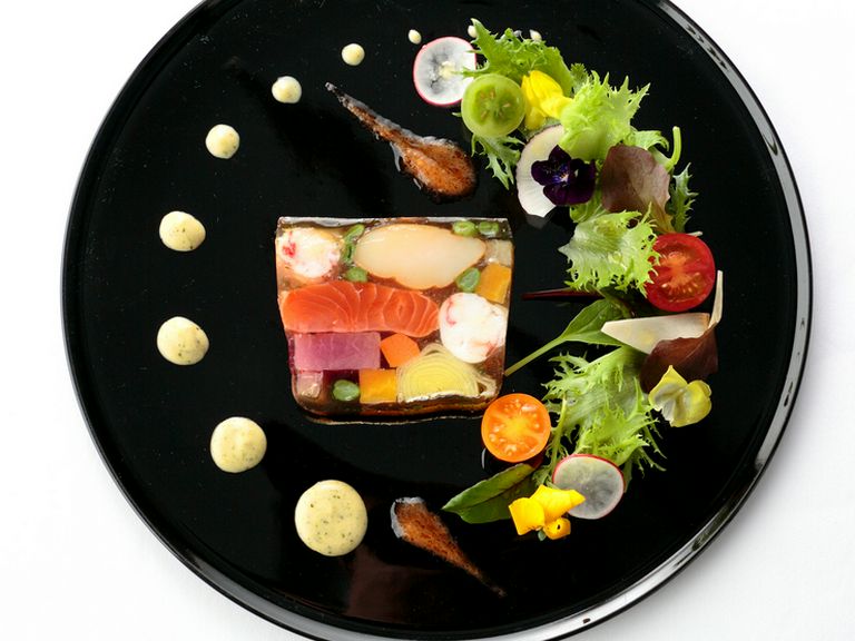 唯一無二の空間で味わう、華やかで洗練された料理の数々