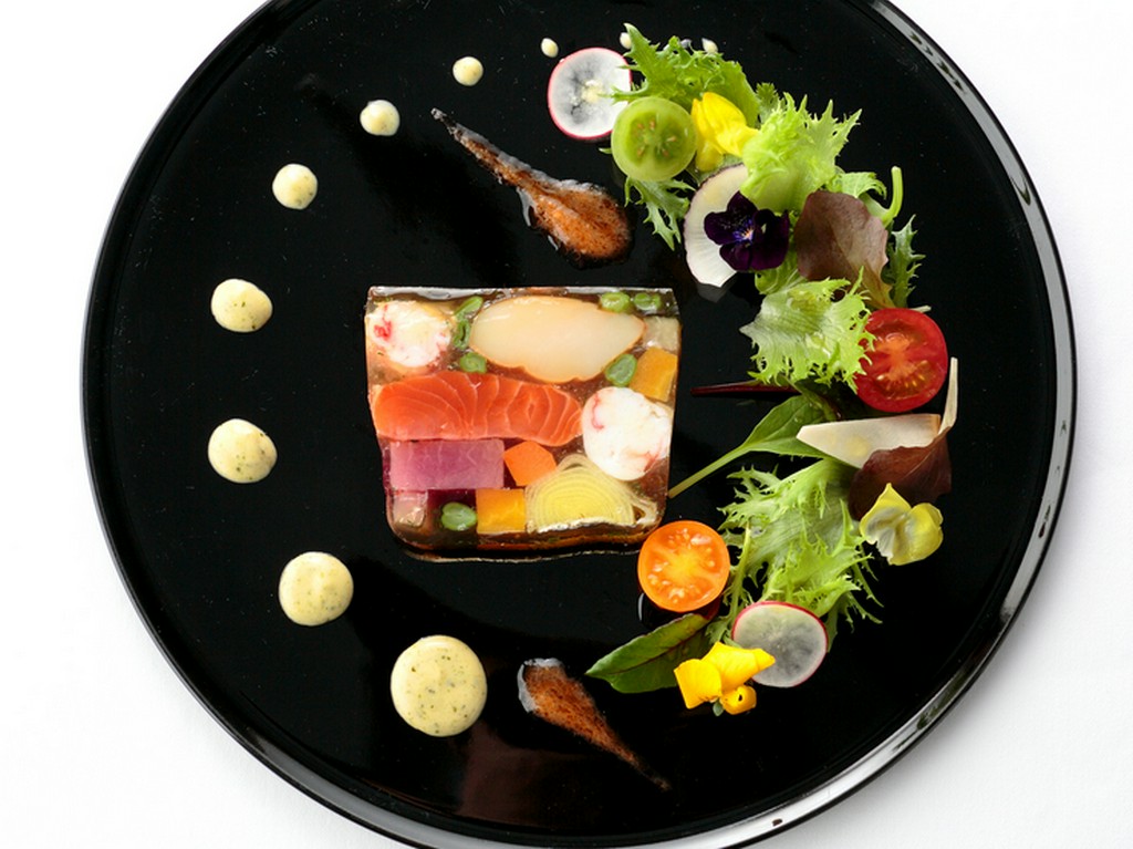 唯一無二の空間で味わう、華やかで洗練された料理の数々