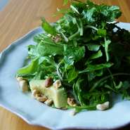 雑誌にも紹介されたシンプルながら人気メニュー。緑色の食材とドレッシングを使ったサラダ。
