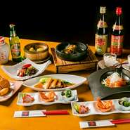 本格中華料理のコースメニューも充実。2時間飲み放題プランも付けられます。最大120名のパーティーにも対応可能。ホテルの宴会場には円卓が4つあり、40名までのパーティーに対応可能です。