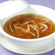 ほぐしたフカヒレに蟹肉を加えた、贅沢なスープです。