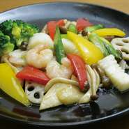 海老とイカのプリプリコンビを、たっぷりの野菜とともにXO醤で味付けしました。