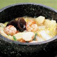 カンカンに熱した石鍋に入れたおこげの上に、海鮮と野菜のあんをかけると、ジュワッ！と美味しい音がはじけます。
