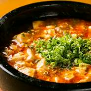 お豆腐を一丁まるごと使ったヘルシー料理。ミンチ肉もたっぷり入って食べごたえ十分。オリジナルレシピで、誰もが食べられる適度な辛さに調整。グツグツの麻婆豆腐をフーフーしながら美味しくいただけます。