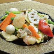 種類豊富な野菜を肉や魚介とともに塩味であっさりと仕上げました。
