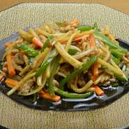 ピーマンを筆頭に、細切り野菜がたっぷり食べられます。