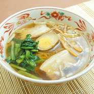 醤油スープのスタンダードな中華そばです。味玉入り。