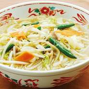 野菜の甘味と旨味が溶け込んだスープも美味しいラーメンです。