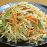 塩味でさっぱりと仕上げた焼きビーフンです。野菜もたっぷりでヘルシーです。