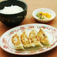 　餃子4個＋ごはん＋漬物
お好みのお料理にプラスして、自分だけのセットメニューに。