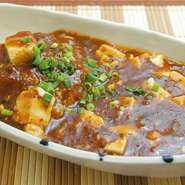 山椒が効いたしびれる辛さの麻婆豆腐を、出来立てのチャーハンに豪快にかけました。