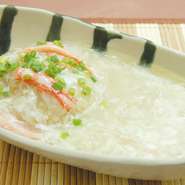 カニ肉の味わいが溶けたあっさりとしたあんが、熱々のチャーハンによく合います。