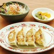 　餃子4個＋サラダ＋漬物
看板メニューの餃子と野菜サラダが付いた、おすすめのセットです。