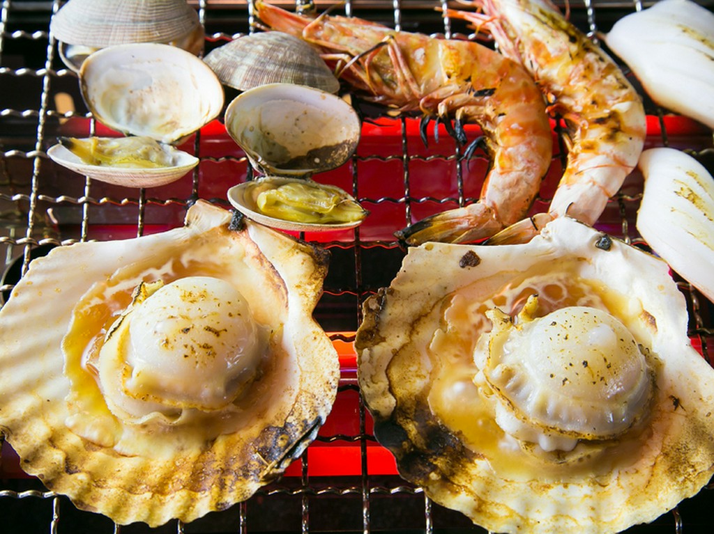 身がプリプリでジューシー! 炉端焼き『海鮮盛り合わせ』