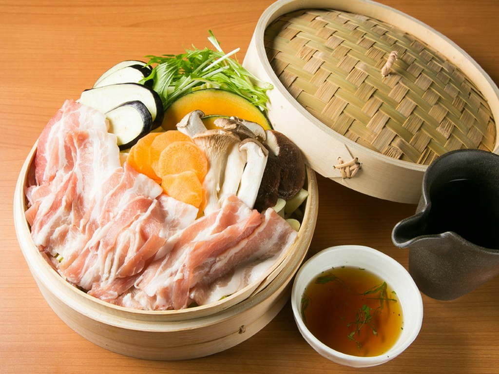 素材そのものの味を満喫できる『旬野菜と銘柄豚の蒸篭蒸し』